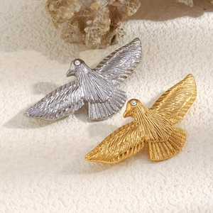Broches d'oiseaux vintage en or 18 carats et argent avec plumes ciselées et cristaux