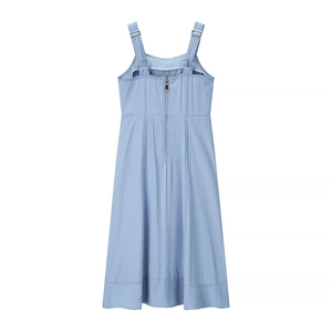 Vista posteriore dell'abito midi in denim azzurro con spalline regolabili e cerniera lampo