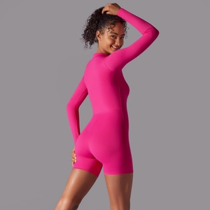 Vista laterale della tutina da yoga a maniche lunghe color rosa rosso con design sportivo