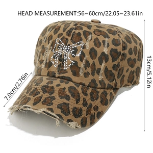 Détail d'une casquette léopard avec nœud en strass et finitions vintage délavées