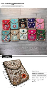 Détail de la pochette de téléphone en perles artisanales aux motifs ethniques