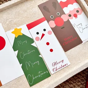 Set di quattro etichette natalizie con Babbo Natale e renne su vassoio in pietra