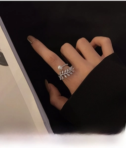 Dettaglio anello foglia argento con strass marquise e perla bianca sulla mano