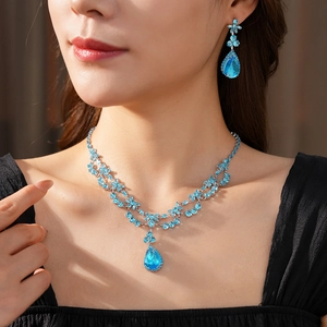 Vue détaillée de la parure collier et boucles d'oreilles fleur zircon bleu ciel