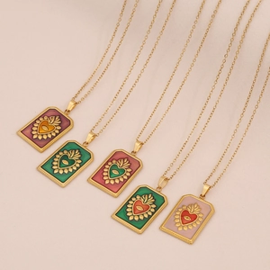 Lot de cinq colliers tarot coeur dorés avec pendentifs rectangulaires en émail