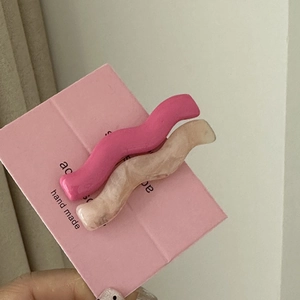 Set of two vintage wavy hair clips in bright pink and marble grey resin finish