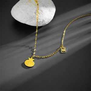 Collier en acier titane doré avec pendentifs caractère Fu en formes de gourde et carré