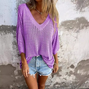 V-Ausschnitt Strickpullover für Damen in Lila mit Lochmuster und Jeans-Shorts Kombi