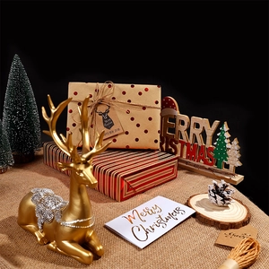 Carta da regalo kraft natalizia con pois dorati e decoro renna per regali festivi
