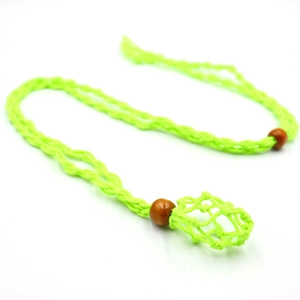 Detalle del collar de cordón trenzado verde neón con bolsa de red y cuentas de madera
