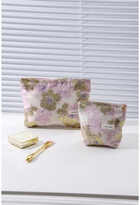 Vue détaillée des trousses de maquillage jacquard doré vintage avec motif brocart violet