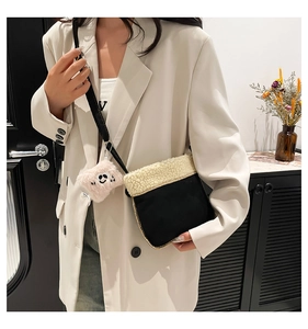 Vue détaillée du sac bandoulière en peluche porté avec un blazer beige chic et urbain