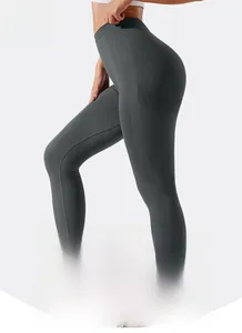 Détail du legging de yoga sans couture taille haute avec texture côtelée et effet galbant