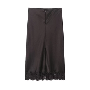 Vue détaillée d'une jupe en satin noir avec ourlet en dentelle et fermeture éclair