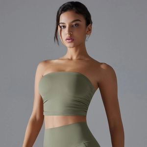 Detalle del top de tubo sin tirantes verde oscuro y conjunto de yoga de cintura alta
