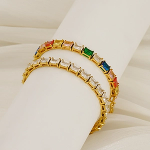 Detail von Tennisarmbändern mit smaragdgeschliffenen Zirkoniasteinen und Goldbeschichtung