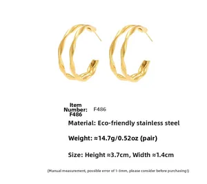 Détail des boucles d'oreilles torsadées dorées en acier inoxydable avec dimensions 3,7x1,4cm