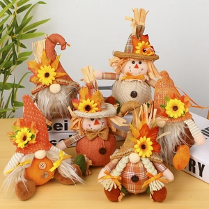Dettaglio ravvicinato di gnomi e spaventapasseri autunnali con decoro di girasoli