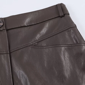 Vue détaillée de la taille en similicuir marron foncé avec passants et doubles coutures