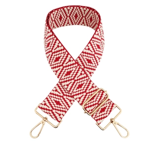 Détail de la bandoulière tissée losanges rouge et crème avec mousquetons dorés