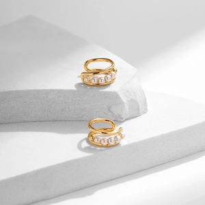 Moderne vergoldete Ear Cuffs aus Messing mit fünf weißen Perlen im zweilagigen Design