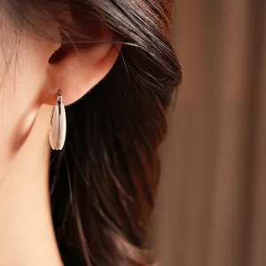 Orecchini a cerchio minimalisti a forma di U in madreperla con montatura argento