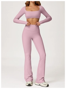Vista detallada del conjunto de yoga elástico con pantalones de campana y top de manga larga