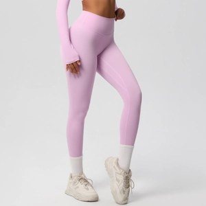 Detail van de naadloze lichtroze yoga legging met hoge taille en gladde, geborstelde stof