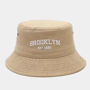 Dettaglio del ricamo Brooklyn e occhielli in metallo su un cappello alla pescatora