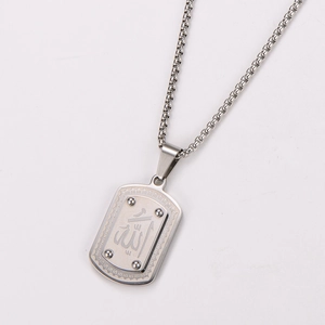 Détail du pendentif carré en acier inoxydable argenté avec calligraphie Allah