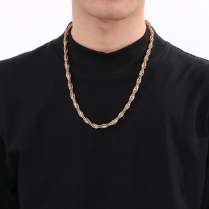 Gros plan d'une chaîne torsadée en plaqué or 18 carats portée au cou pour un style hip-hop