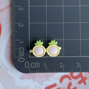 Mini breloque lunettes ananas en résine sur tapis gradué pour création de bijoux