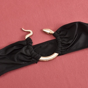 Détail de tissu noir avec boucle serpent en métal doré pour ensemble bandeau sexy