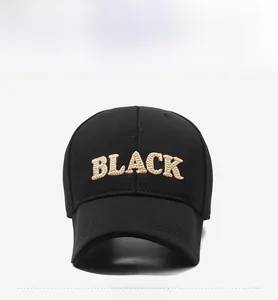 Detailansicht der 3D-Stickerei des BLACK-Logos auf einer schwarzen Baumwoll-Baseballkappe