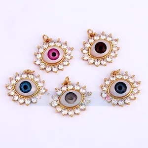 Detailansicht von fünf Evil-Eye-Anhängern mit bunten Harzzentren und goldfarbenen Zirkonsteinen