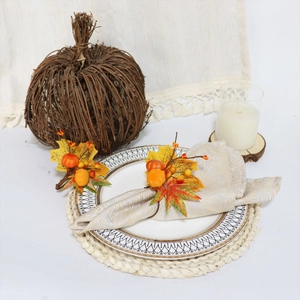 Détail de ronds de serviette avec feuilles d'érable et citrouilles pour table d'automne