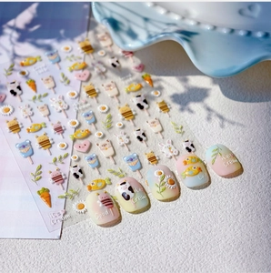 Gros plan de stickers à ongles 3D en relief avec motifs d'abeilles et de fleurs