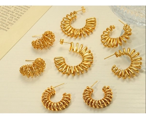 Vue macro de boucles d'oreilles spirales en C plaquées or en titane de diverses tailles