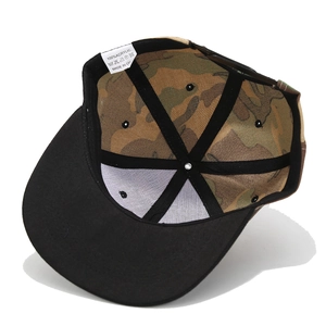 Detailansicht der verstärkten Nähte und des Camouflage-Futters der schwarzen Snapback