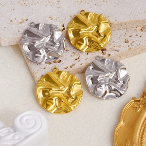 Détail de pendentifs ronds plissés en or et argent pour la création de bijoux DIY