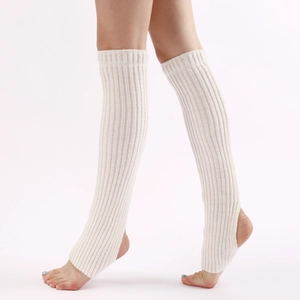 Detailansicht der weißen Yoga-Beinstulpen mit Fersenausschnitt und geripptem Strickmuster