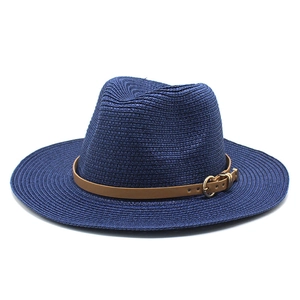 Chapeau fedora en paille bleu marine avec ruban en similicuir marron et boucle dorée