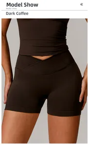Detailansicht der nahtlosen dunkelbraunen Yoga-Shorts mit hoher Taille und V-Kreuz-Bund