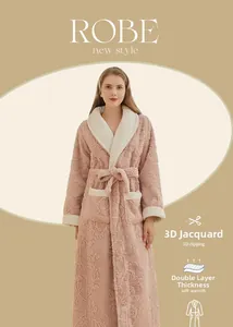 Détail du peignoir rose avec texture jacquard 3D et polaire épaisse double couche