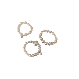 Ensemble de bagues élastiques en perles avec textures mates et pendentif cœur élégant