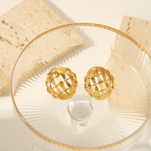 Vue rapprochée de boucles d'oreilles dorées tissées creuses au design ovale irrégulier
