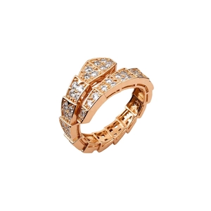 Bague serpent en or rose sertie de zircons avec un design géométrique à écailles fines