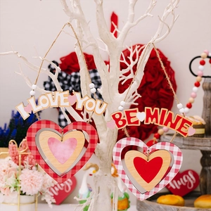 Dettaglio di pendenti a cuore in legno con scritta I LOVE YOU e motivi a scacchi festivi