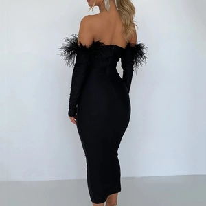 Vue détaillée d'une robe noire à épaules dénudées avec manches en plumes et dos nu
