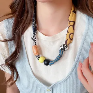 Collier bohème en tissu avec motifs floraux et perles colorées en acrylique et bois